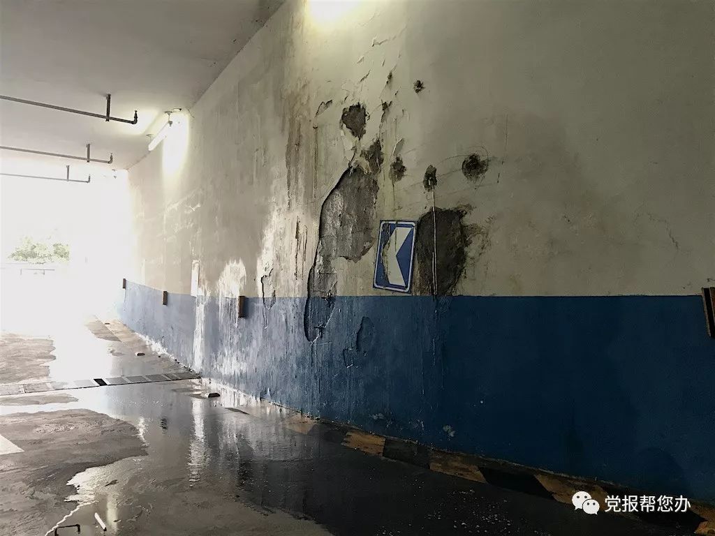 北京通州一小区楼顶漏水,没想到房子漏雨了