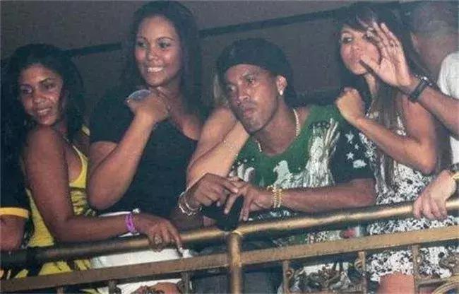 当男足脱掉衣服，确实不忍直视了！年薪1亿，白斩鸡身材！