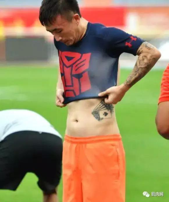 当男足脱掉衣服，确实不忍直视了！年薪1亿，白斩鸡身材！