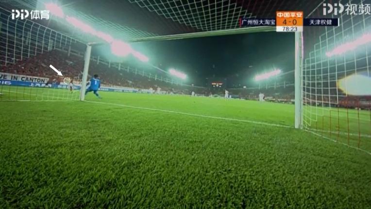 破案了：球网不是高拉特爆射打破，而是被权健门将张鹭抓破！