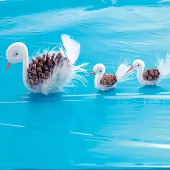 用松塔做的创意吊饰,松塔加树枝创意手工吊饰