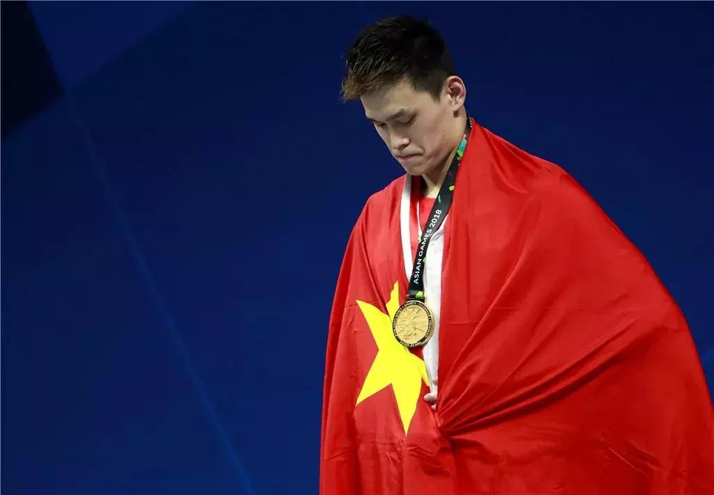 孙杨服装领奖台,孙杨为何不按规定穿领奖服