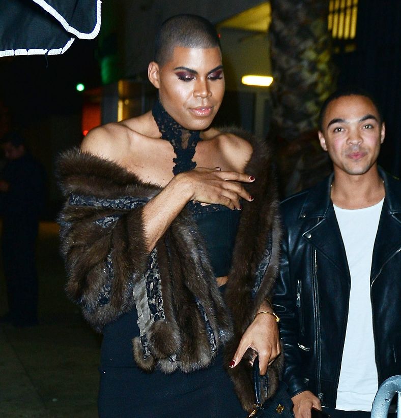 湖人队2米多高的壮汉涂着指甲油打球，网友：小心魔术师的儿子