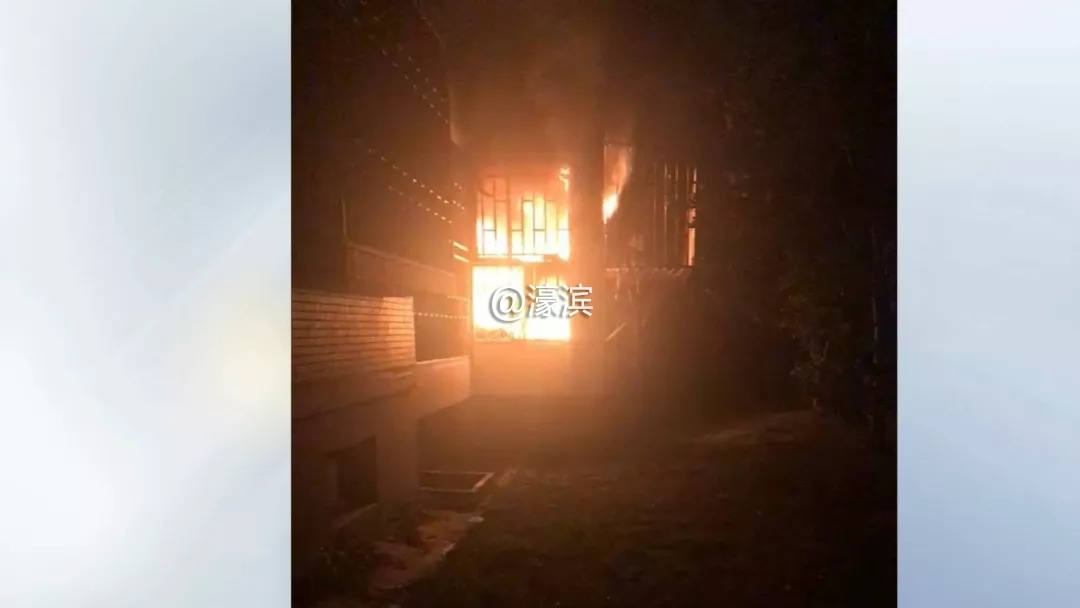 市区尚德城邦一居民家中充电器引发火灾家门口的消防栓却没用？