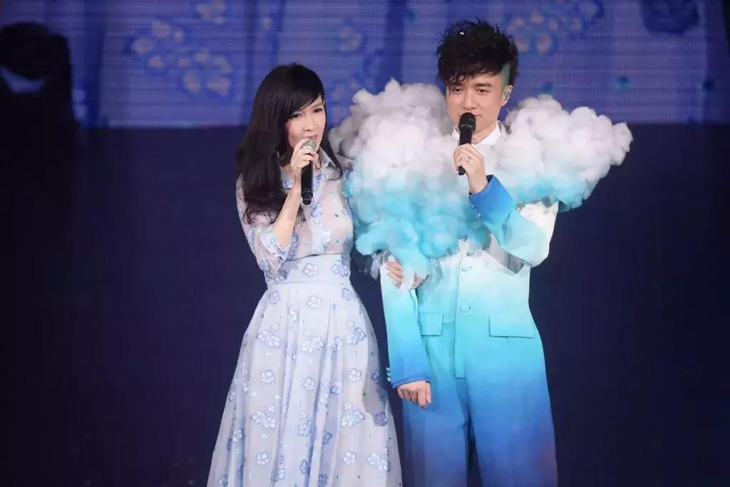 周慧敏20到51岁女神也老了,周慧敏51岁还是很年轻