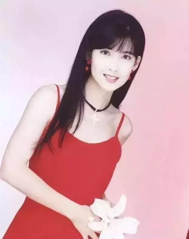 周慧敏20到51岁女神也老了,周慧敏51岁还是很年轻