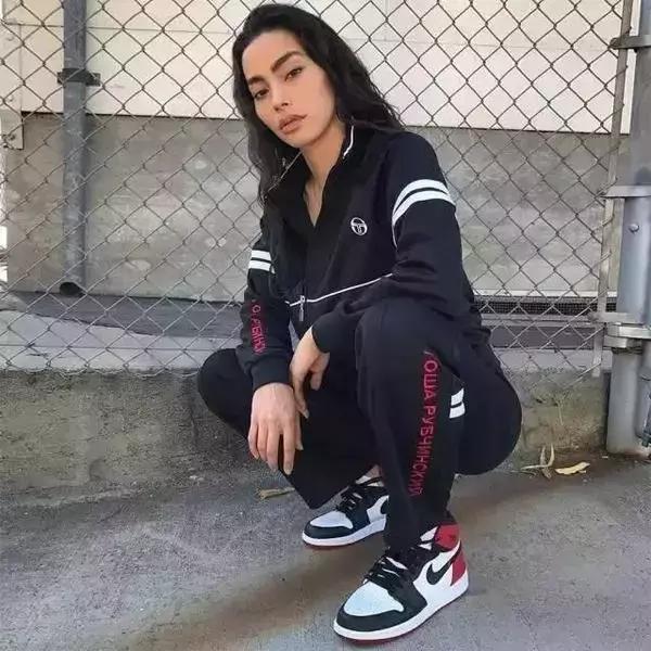 aj穿搭牛仔裤高街,aj配宽松牛仔裤好看吗