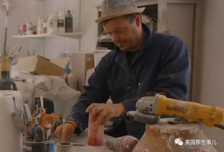 只爱恶作剧靠什么养家？他把所有东西变成纸捉弄人，这手艺简直了