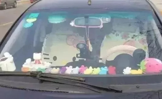 车内悬挂挂件违章吗,车主九个不知道汽车防静电扣