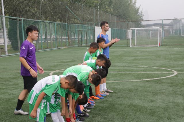 要让孩子学足球吗,孩子学足球