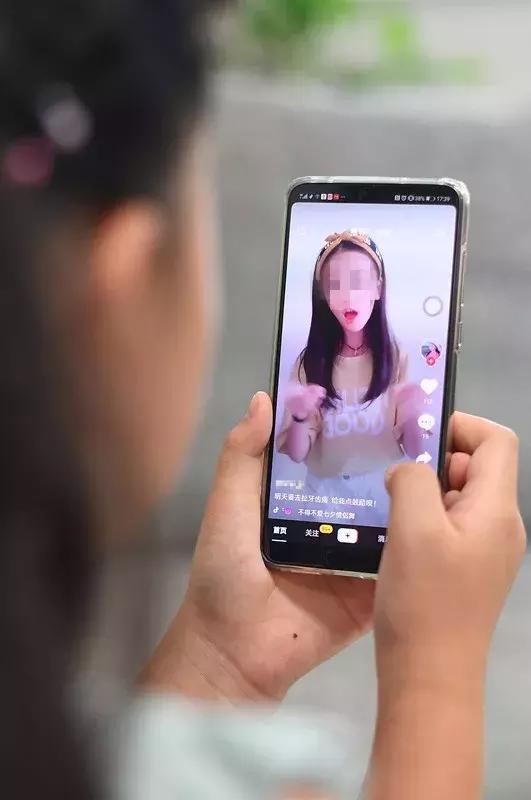 8岁女孩浓妆艳抹,九岁小女孩浓妆艳抹