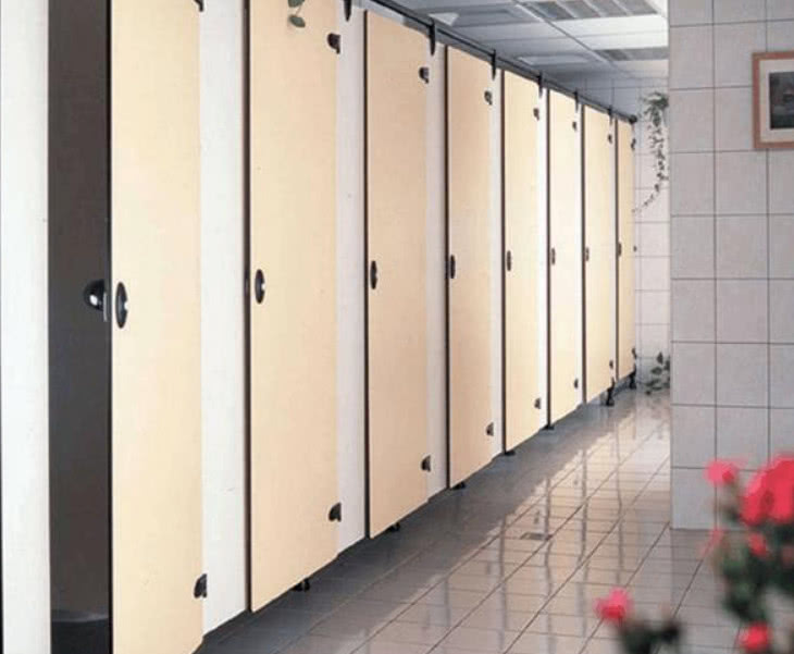 公共厕所的门为什么有孔,公共厕所位置有讲究吗