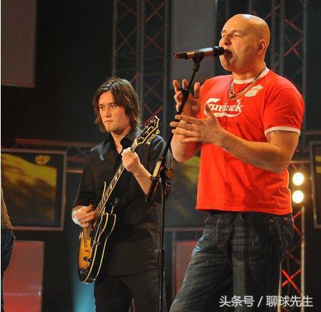 梅西联手c罗战胜乒乓球队,梅西与c罗打乒乓球