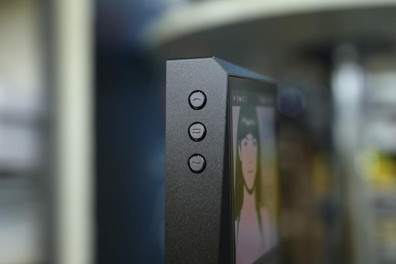 「小蟹寻声」“歪屏”设计颜值满分，艾利和中端旗舰SR15详测！