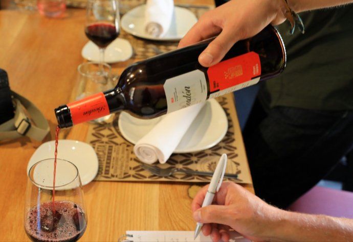 西班牙火腿，贵则几百欧元一公斤，贱则几欧元一份，为什么？