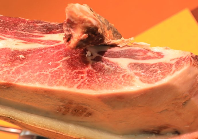 西班牙火腿，贵则几百欧元一公斤，贱则几欧元一份，为什么？