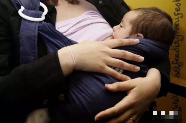 爸爸和宝宝抢妈妈奶吃,爸爸跟孩子抢奶吃