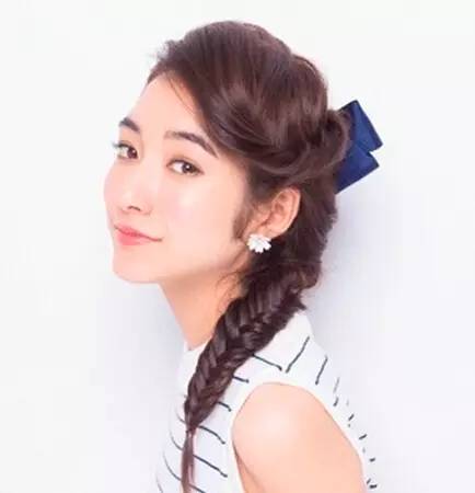 卷发扎发教程简单好看减龄,短发的扎发教程简单又好看