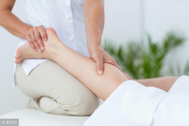 老人久坐脚小腿浮肿是什么原因,长期久坐的女性小腿浮肿