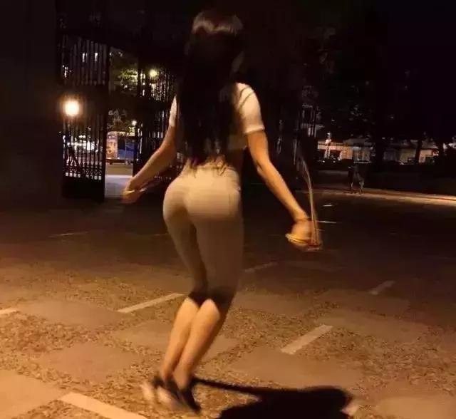 她用蜜桃臀彻底征服C罗，这个亿万少女的情敌竟是个灰姑娘？！