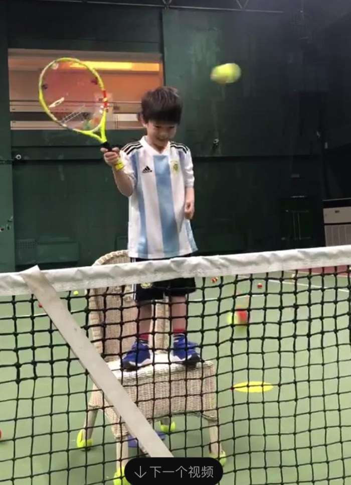 霍思燕带嗯哼看足球比赛,霍思燕嗯哼礼仪完整版