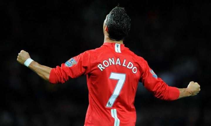 拒绝特殊化，C罗终于脱下长袖，穿上短袖，只为与队友更加团结