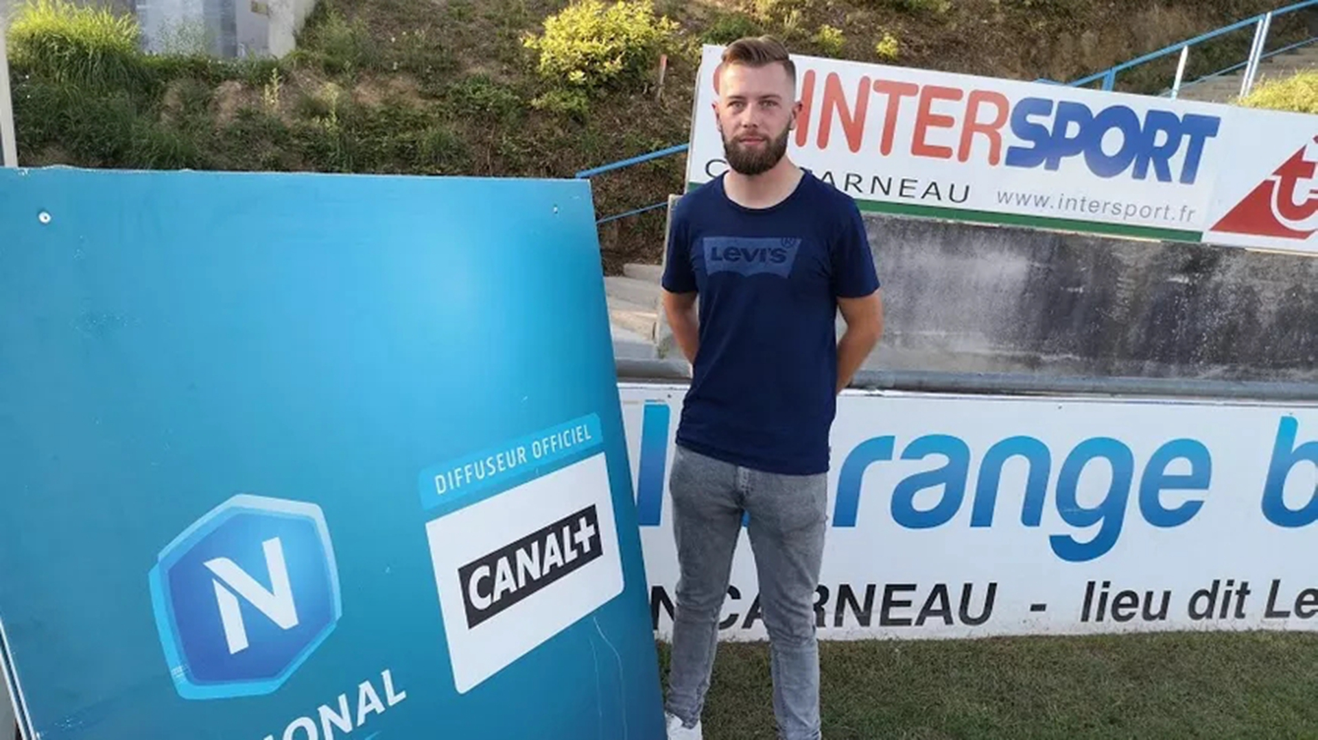 人生巅峰！球场之上突发尴尬状况，看台观众化身裁判执法比赛！