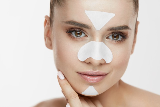 脸部黑头严重还掉皮怎么办,脸部有一个黑头去不干净什么原因