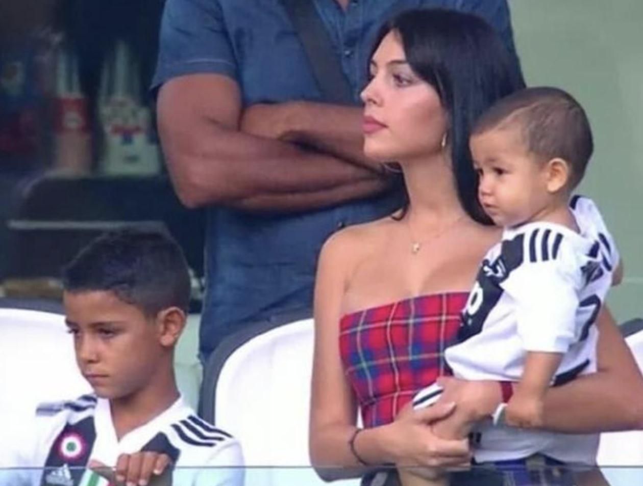 乔治娜c罗聚会视频,乔治娜靠气质一直吸引c罗