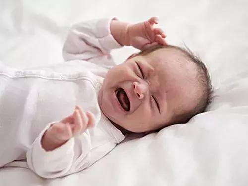 宝宝胀气肠绞痛怎么解决,宝宝因为肠胀气哭闹怎么哄