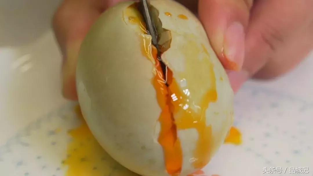 四川正宗流油的咸鸭蛋,吴川即食海鸭蛋