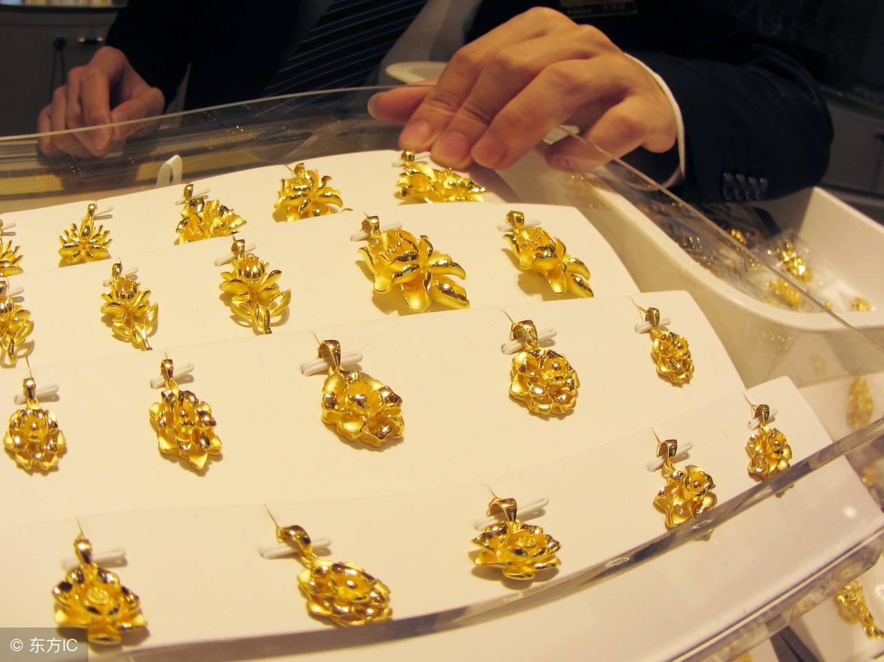 黄金首饰不同品牌价格为啥不一样,不同牌子黄金首饰价格怎么不一样