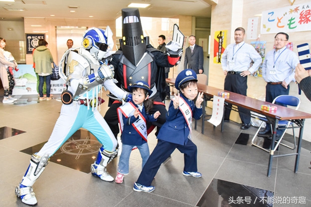 一个“狱”字大大的展现在生活用品上，走在街头不用担心撞一起了