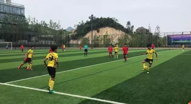 造价千万的完美球场秋天的青山湖边藏了一个网红级别的团建圣地