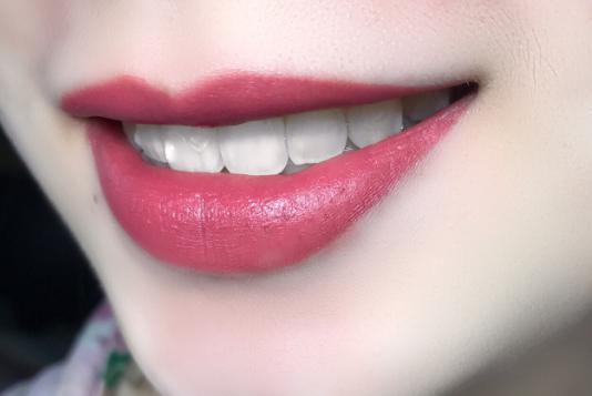 黄皮涂烂番茄色号的口红最显白,适合黄皮的橘调奶茶色口红推荐