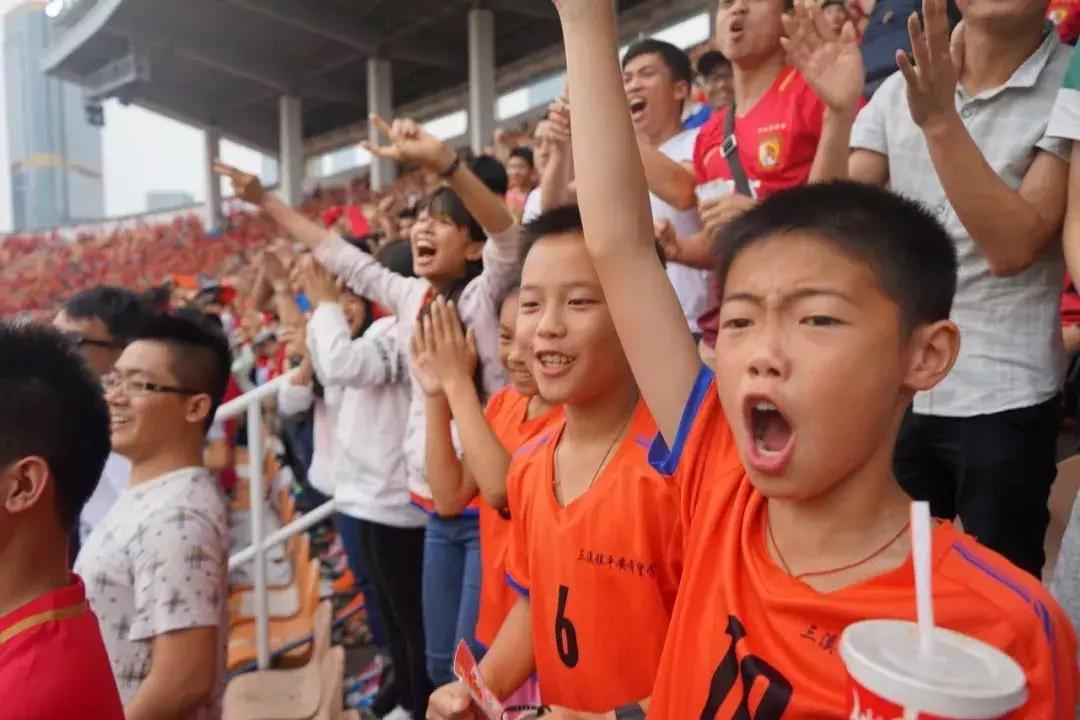 25名赴英国曼城学习的中国足球少年，后来怎么样了？