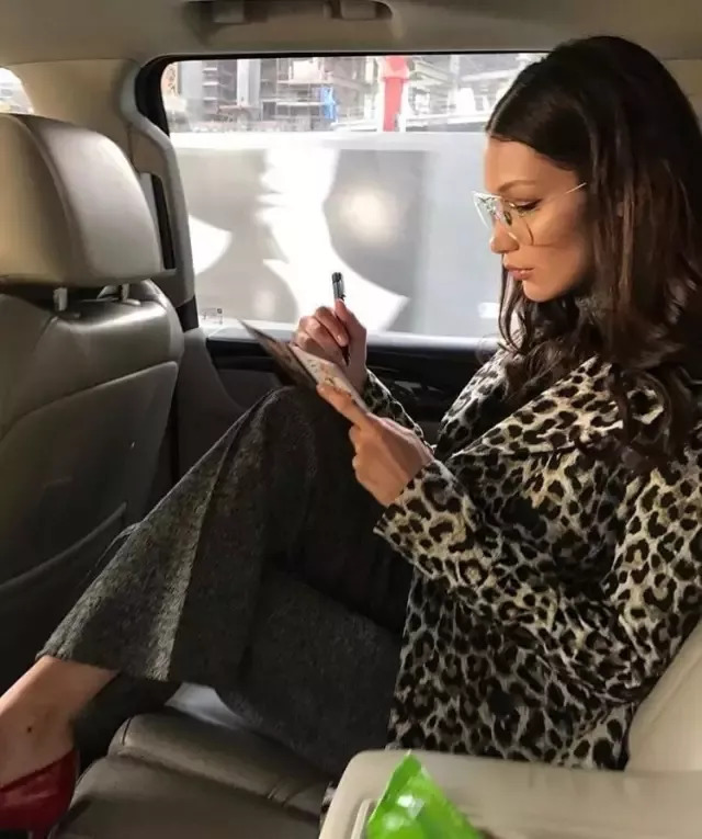 ins风格拍照姿势,推荐ins风拍照姿势