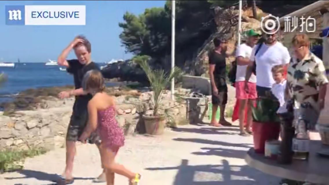 贝克汉姆家小七一边走路一边提裤子难道她瘦了?