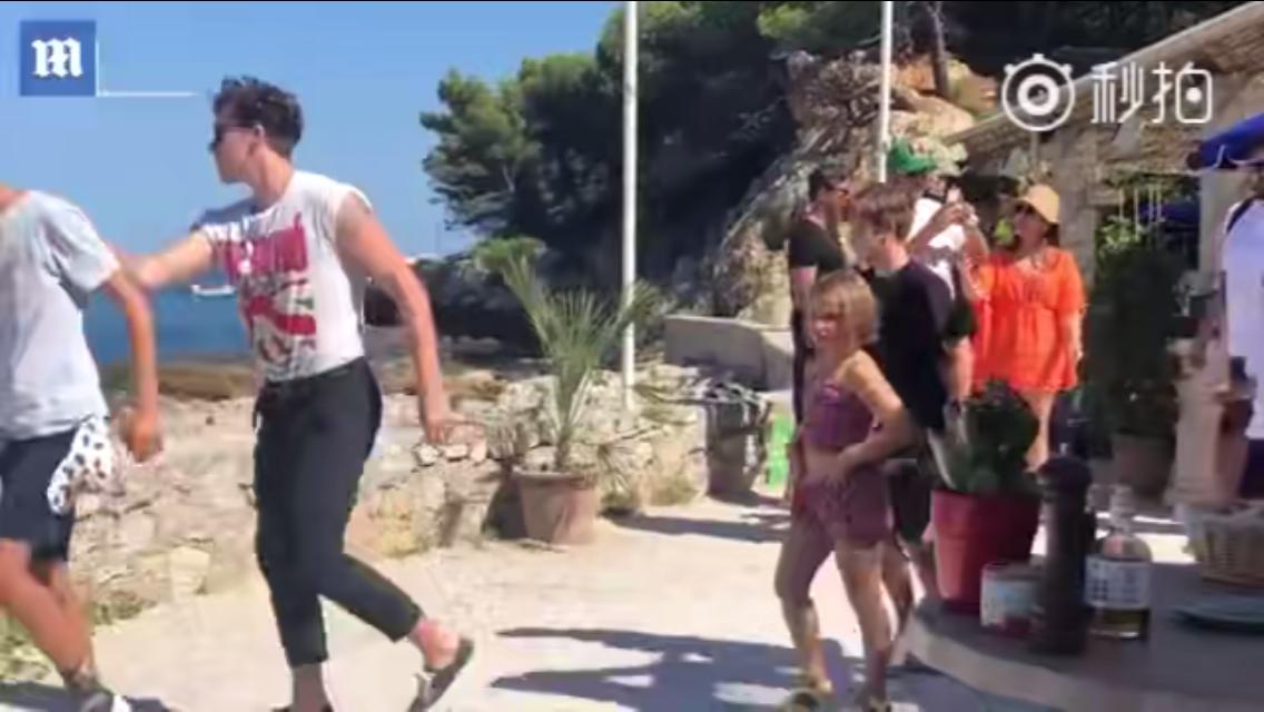 贝克汉姆家小七一边走路一边提裤子难道她瘦了?