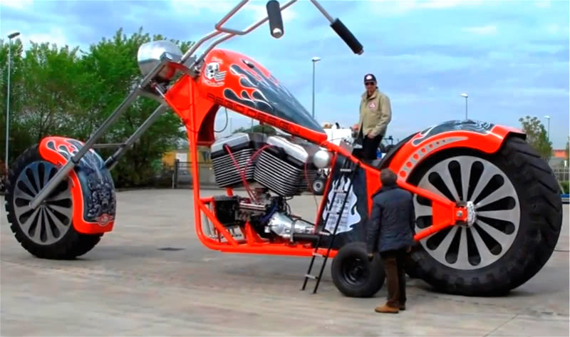 一米高的台阶摩托车怎么下去,一辆摩托车往上开