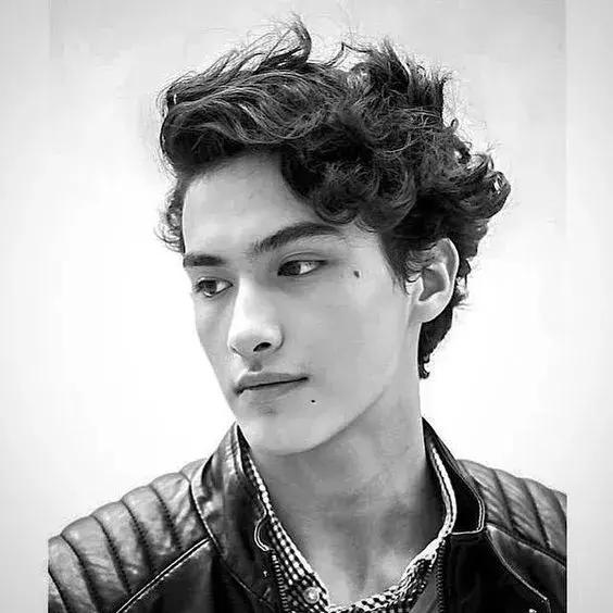 自来卷能不能剪出好看的发型,自来卷适合的发型编发