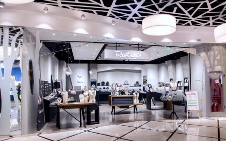 RIOTLILY艾特里里亮相施华洛世奇“璀璨无限”快闪展览