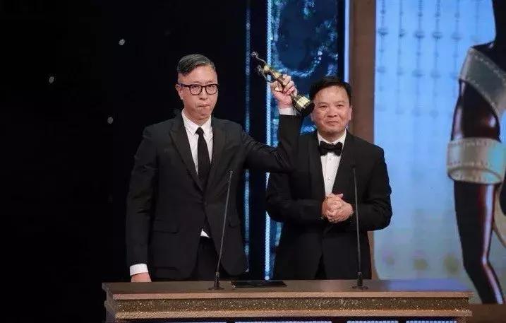 为拍电影不惜冒坐牢的风险，在香港也只有他敢这么玩！