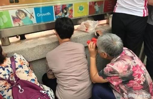 宝宝去幼儿园又哭又闹,幼儿园新生入园哭闹解决方法