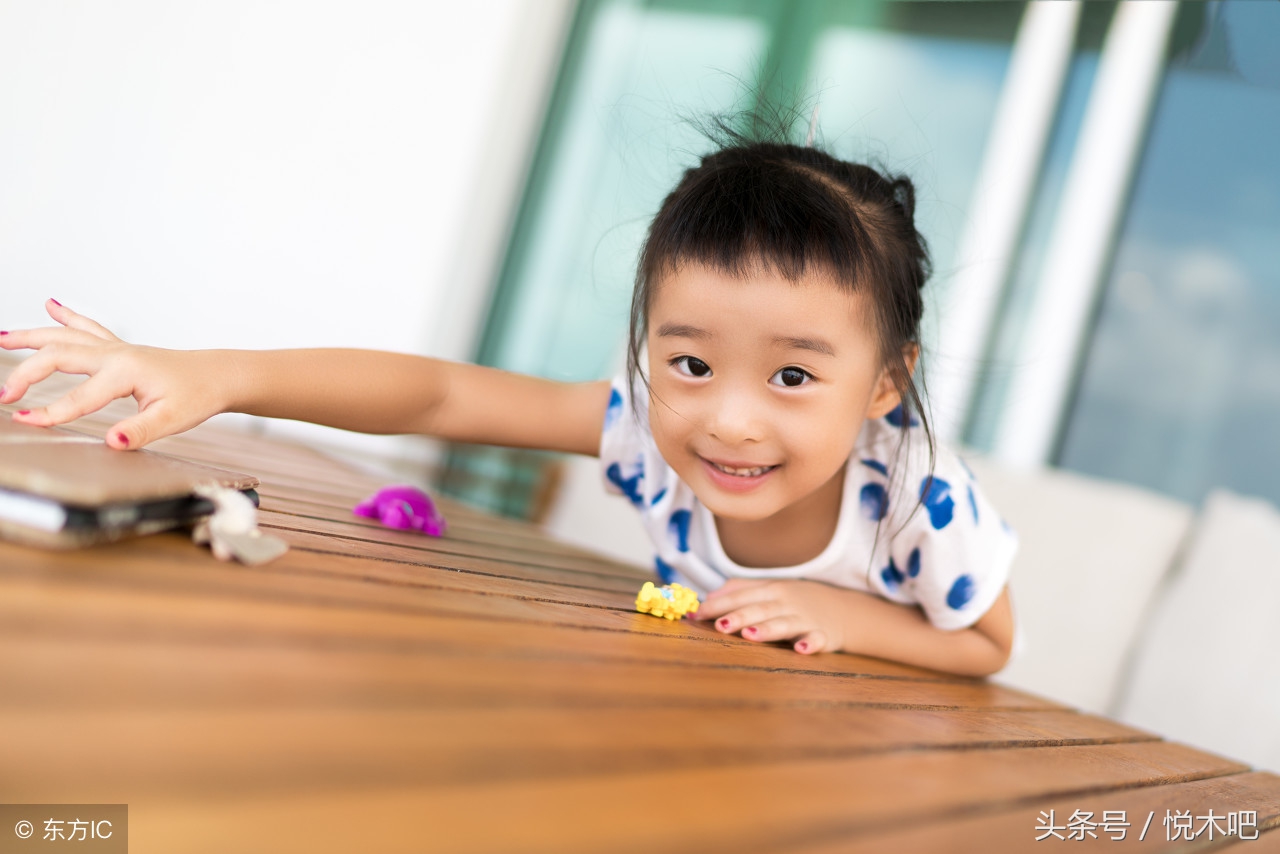 宝宝去幼儿园又哭又闹,幼儿园新生入园哭闹解决方法