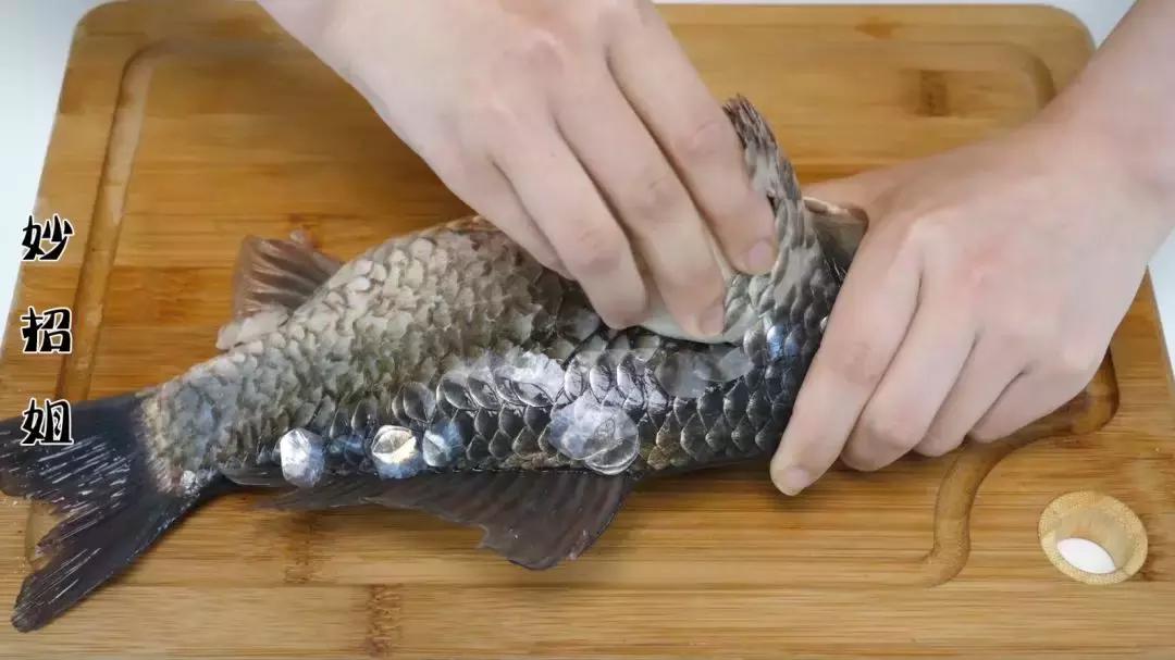 快速刮鱼鳞不用胡萝卜方法,刮鱼鳞妙招神器