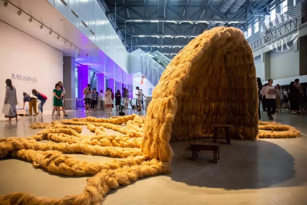 亚洲首展！开枪射画肉上绣花……这场叫“她”的展览，见识女性的力量