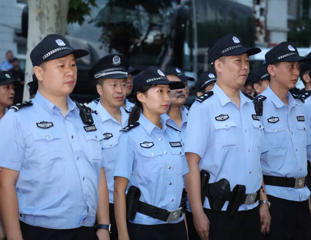 出动警力400多人大连中院强制腾退一游泳馆