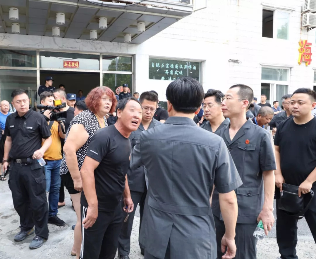 出动警力400多人大连中院强制腾退一游泳馆