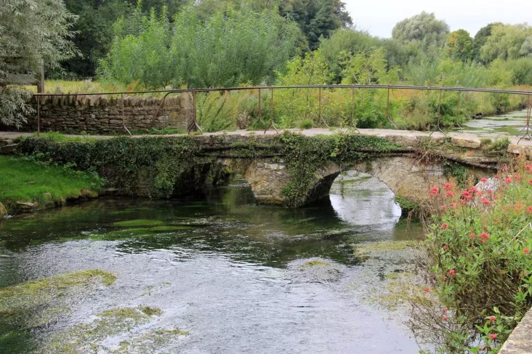 为什么英国人喜欢旅游呢,英国人喜欢去哪度假